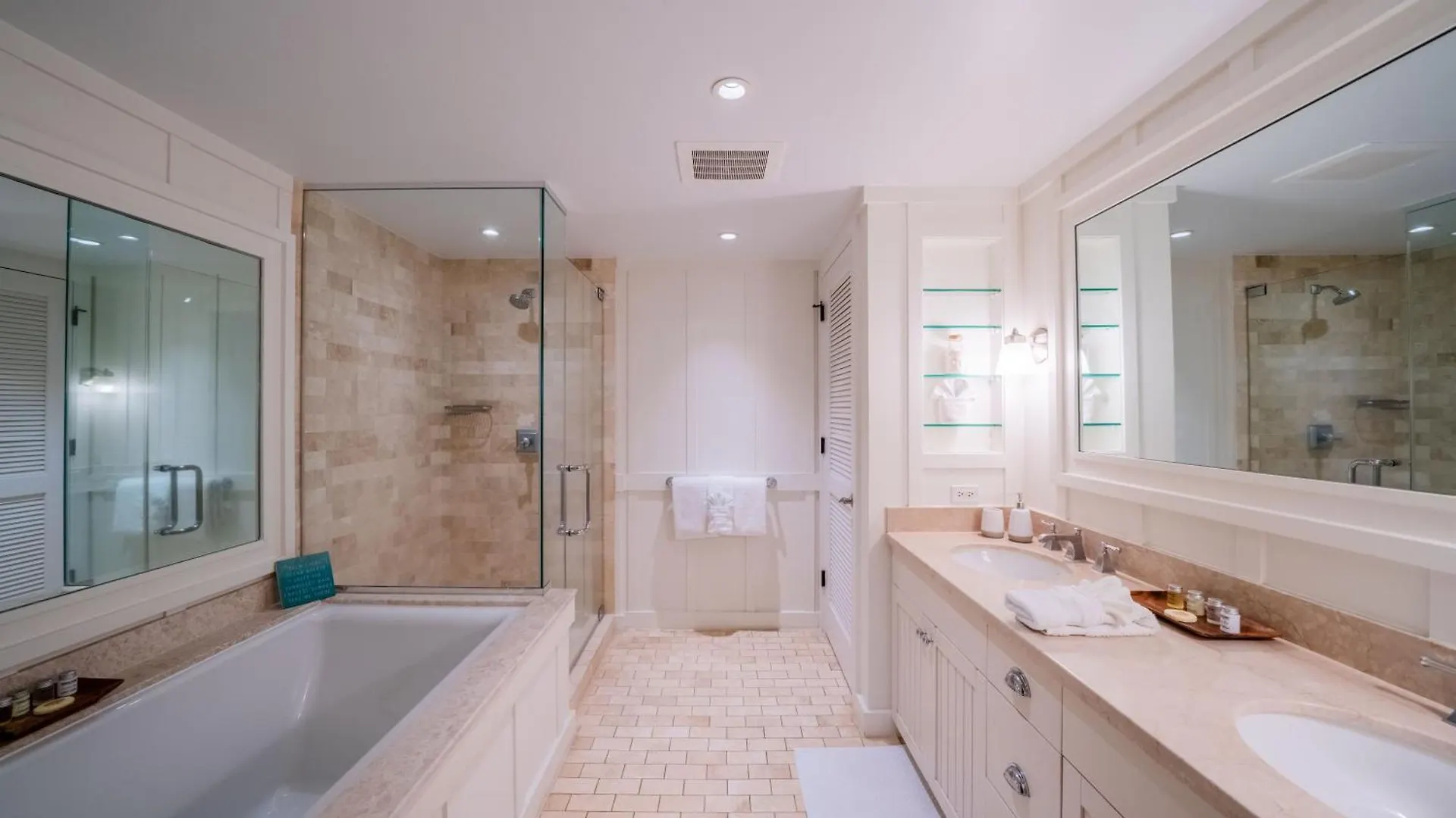 Stunning Luxurious Ocean Villa With Ocean Views From All Bedrooms. Kahuku